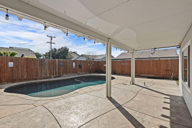 916 6th St, Ripon, CA 95366