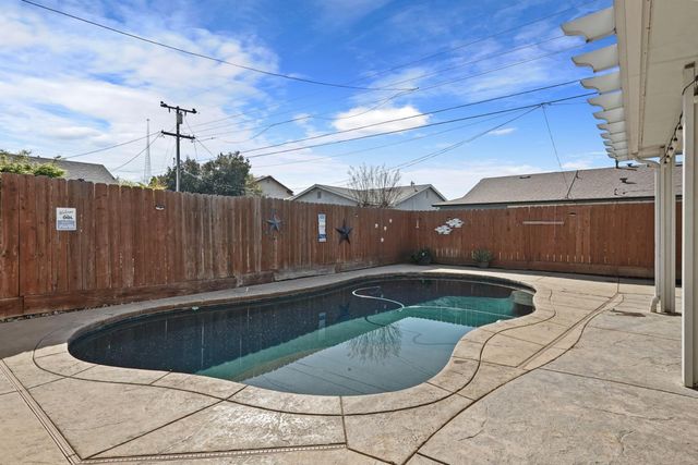 916 6th St, Ripon, CA 95366