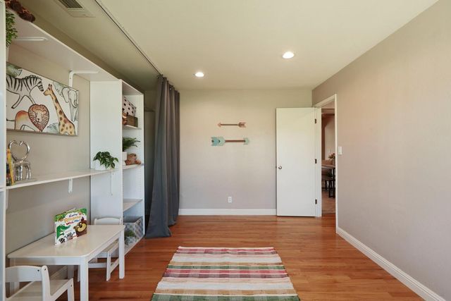 916 6th St, Ripon, CA 95366