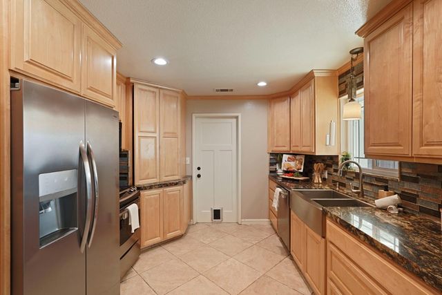 916 6th St, Ripon, CA 95366