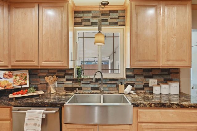 916 6th St, Ripon, CA 95366