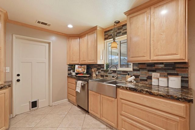 916 6th St, Ripon, CA 95366