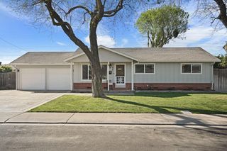 916 6th St, Ripon, CA 95366
