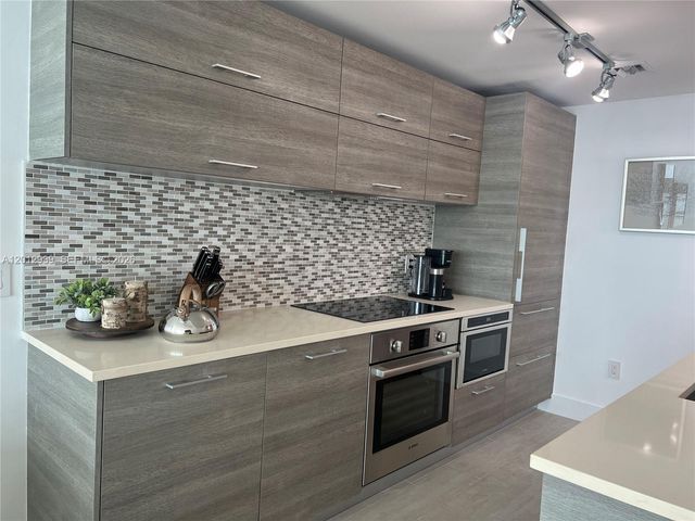 650 NE 32nd St 2406, Miami, FL 33137