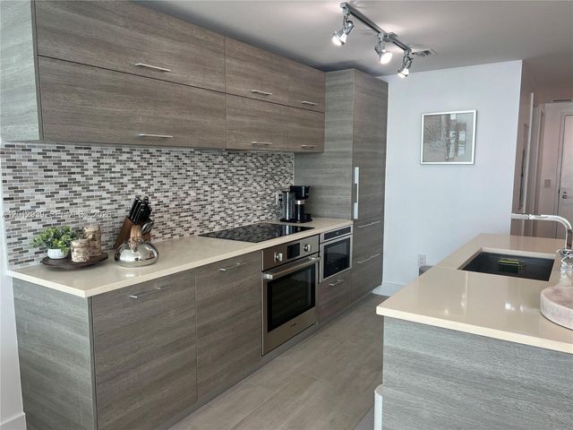 650 NE 32nd St 2406, Miami, FL 33137