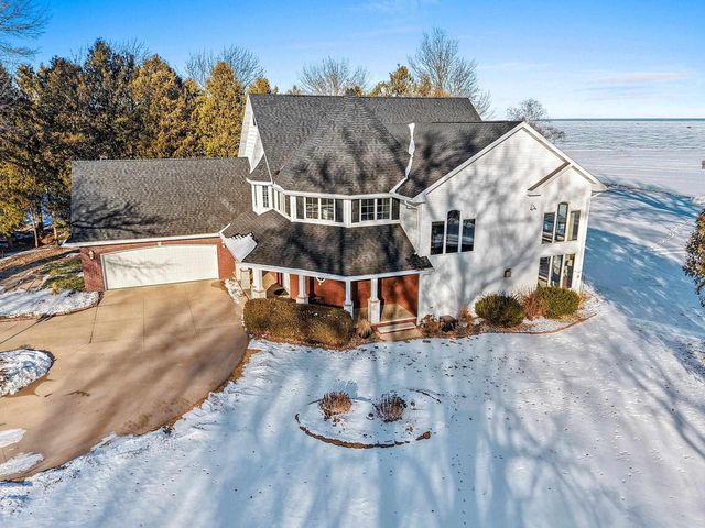2710 SHOREWOOD DRIVE, Oshkosh, WI 54901