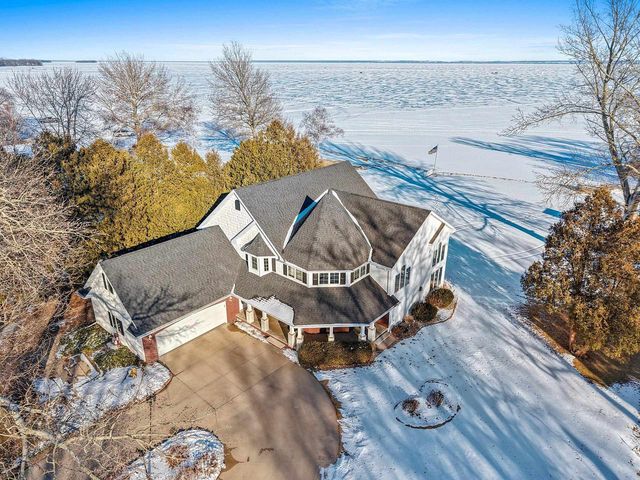 2710 SHOREWOOD DRIVE, Oshkosh, WI 54901