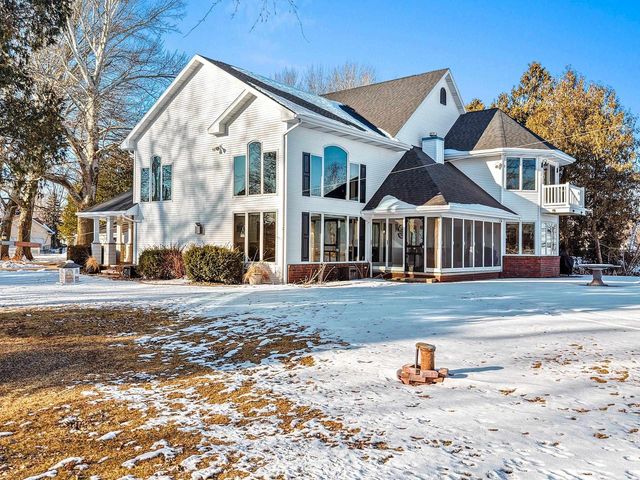 2710 SHOREWOOD DRIVE, Oshkosh, WI 54901