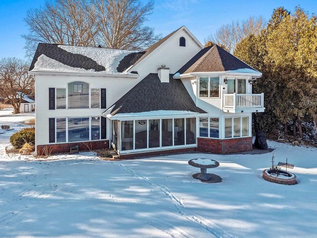 2710 SHOREWOOD DRIVE, Oshkosh, WI 54901