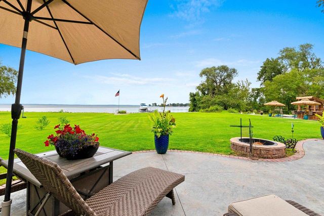 2710 SHOREWOOD DRIVE, Oshkosh, WI 54901