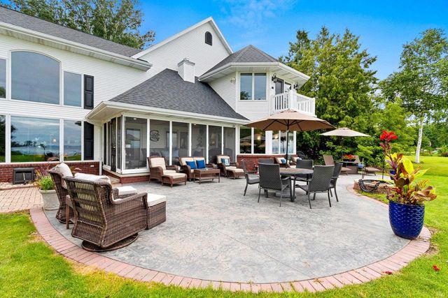 2710 SHOREWOOD DRIVE, Oshkosh, WI 54901