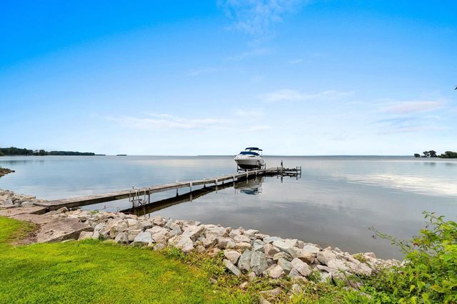 2710 SHOREWOOD DRIVE, Oshkosh, WI 54901