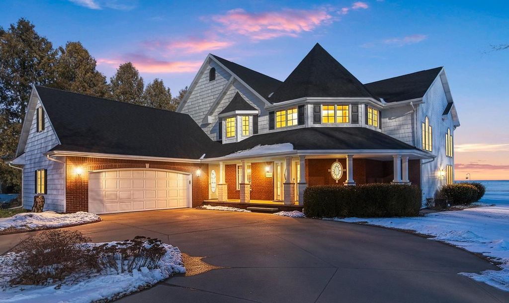 2710 SHOREWOOD DRIVE, Oshkosh, WI 54901