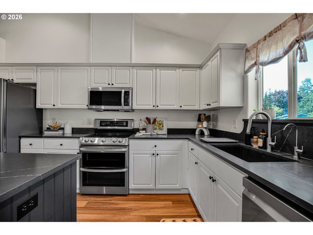 575 Ne CADEN Ct, Estacada, OR 97023