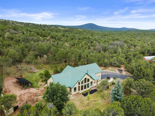 10 HOWLIN WOLF Trail, Tijeras, NM 87059