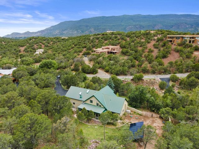 10 HOWLIN WOLF Trail, Tijeras, NM 87059