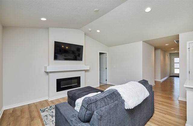 4413 E 44th Street, Des Moines, IA 50317