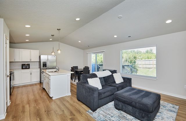 4413 E 44th Street, Des Moines, IA 50317