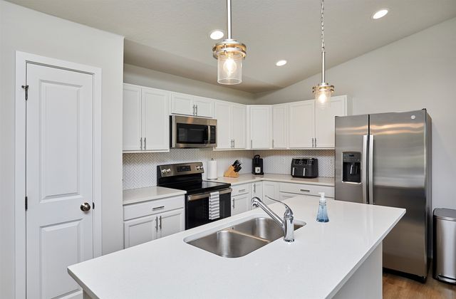 4413 E 44th Street, Des Moines, IA 50317