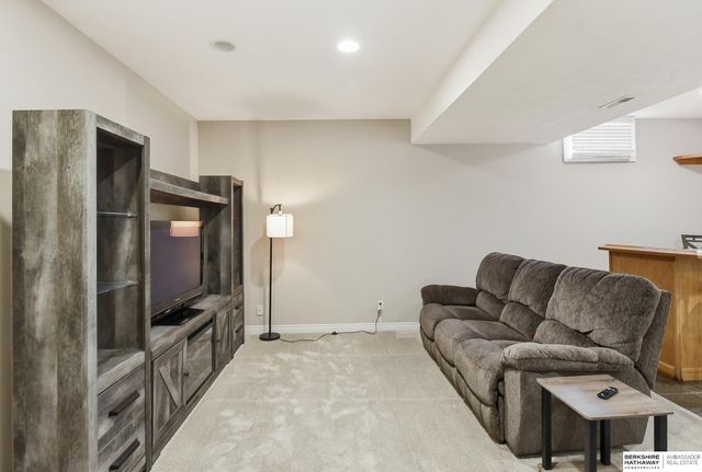 5716 S 158th Street, Omaha, NE 68135