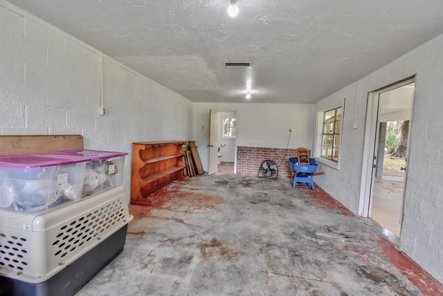 11 Plantation Drive, Damon, TX 77430