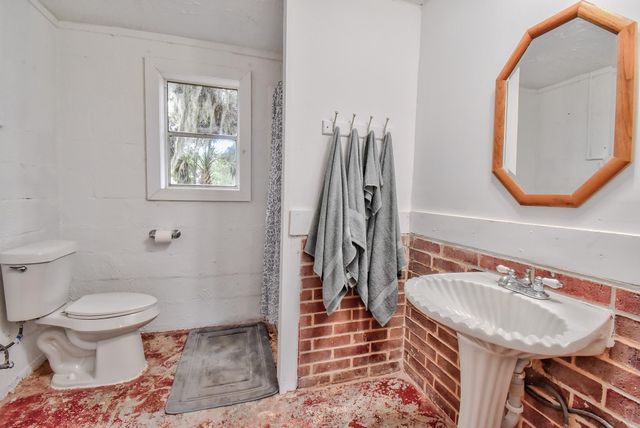 11 Plantation Drive, Damon, TX 77430