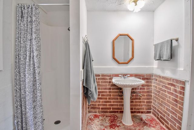 11 Plantation Drive, Damon, TX 77430