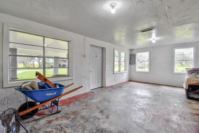 11 Plantation Drive, Damon, TX 77430