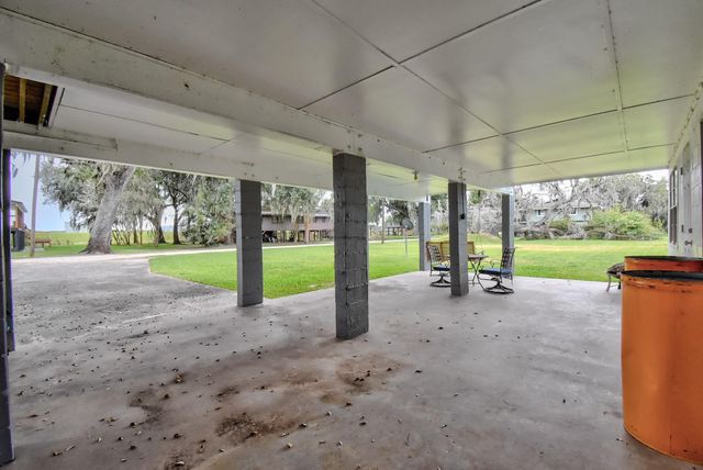 11 Plantation Drive, Damon, TX 77430