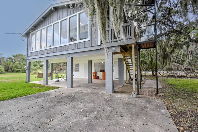 11 Plantation Drive, Damon, TX 77430