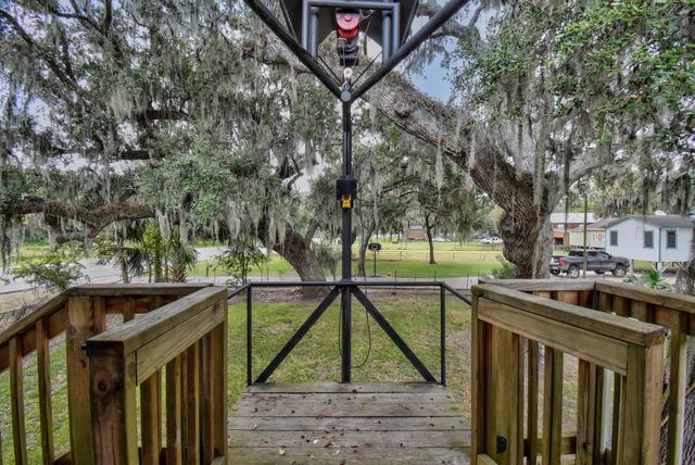 11 Plantation Drive, Damon, TX 77430