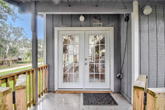 11 Plantation Drive, Damon, TX 77430