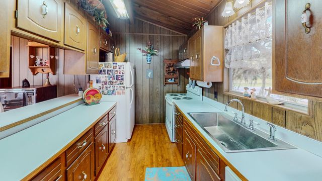 11 Plantation Drive, Damon, TX 77430