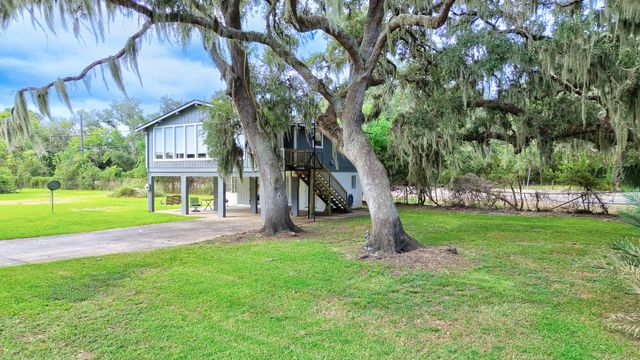 11 Plantation Drive, Damon, TX 77430