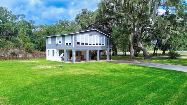 11 Plantation Drive, Damon, TX 77430