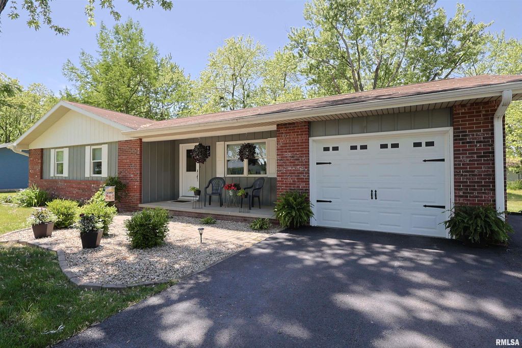 Image 1 of property listing at 119 Fielder Drive, Salem, IL 62881