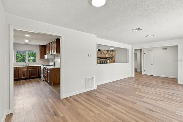 1521 N LAKEVIEW AVENUE, Leesburg, FL 34748