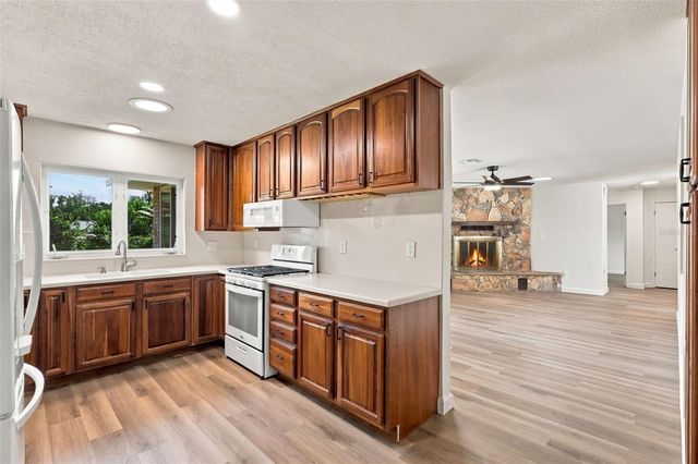 1521 N LAKEVIEW AVENUE, Leesburg, FL 34748
