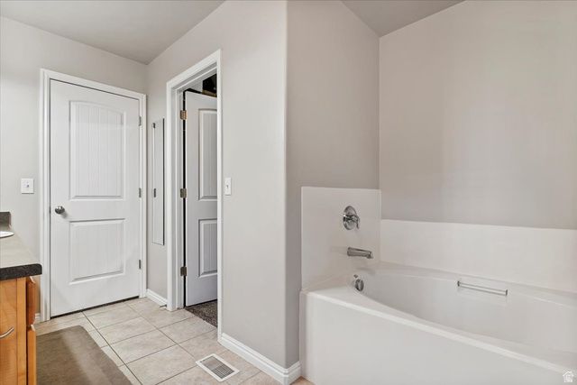 810 N FARMINGTON XING, Farmington, UT 84025