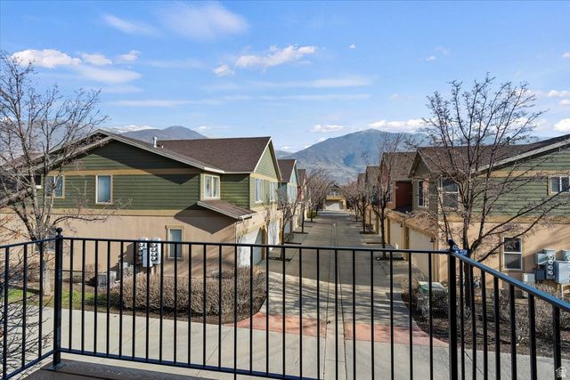 810 N FARMINGTON XING, Farmington, UT 84025