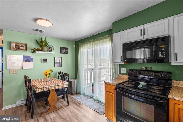 28 FAWN AVE, New Oxford, PA 17350