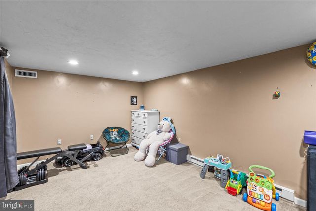 28 FAWN AVE, New Oxford, PA 17350