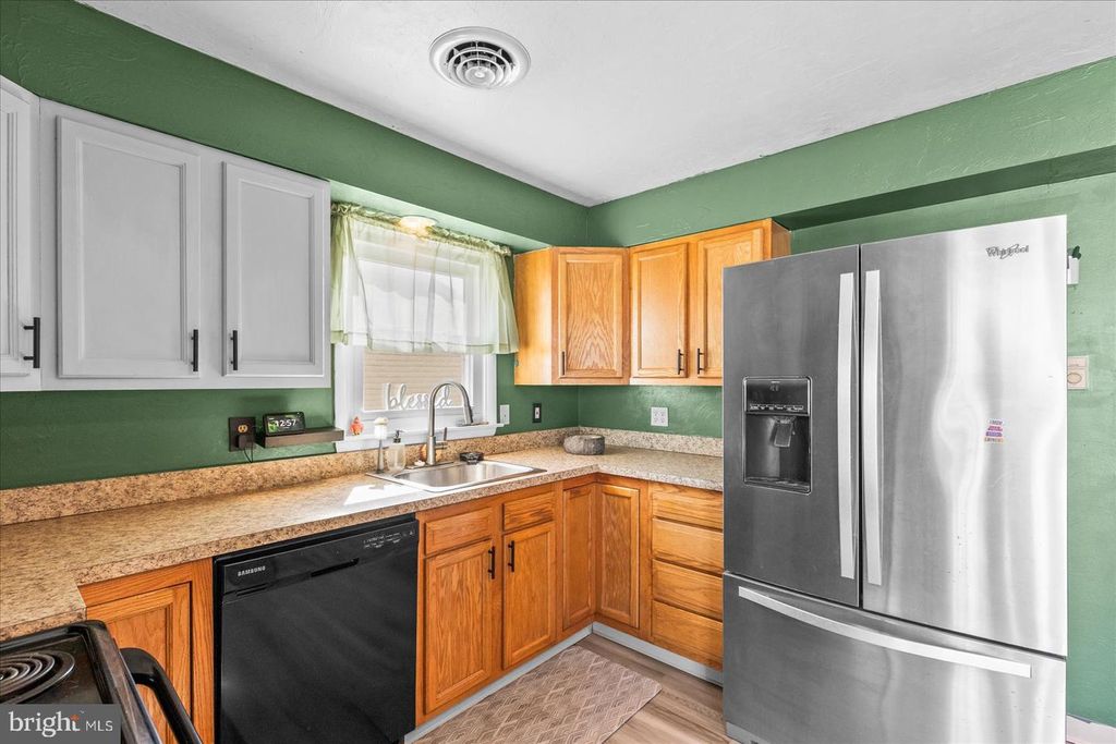 Image 11 of property listing at 28 FAWN AVE, New Oxford, PA 17350