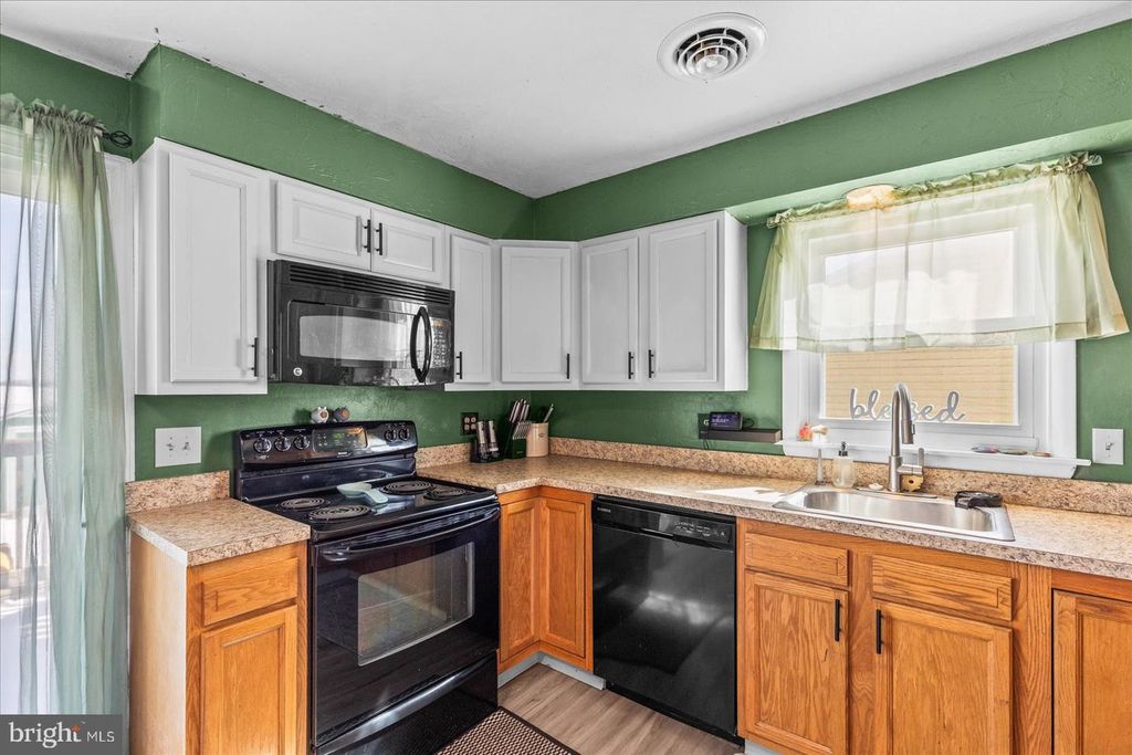 Image 12 of property listing at 28 FAWN AVE, New Oxford, PA 17350