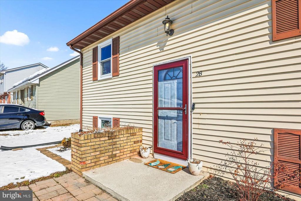 Image 4 of property listing at 28 FAWN AVE, New Oxford, PA 17350