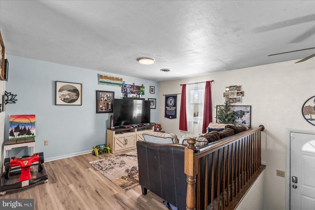 Image 6 of property listing at 28 FAWN AVE, New Oxford, PA 17350