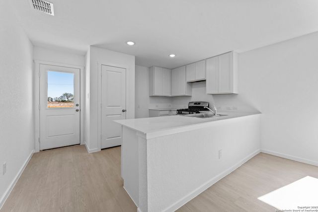 2206 Collins Aly, Converse, TX 78109