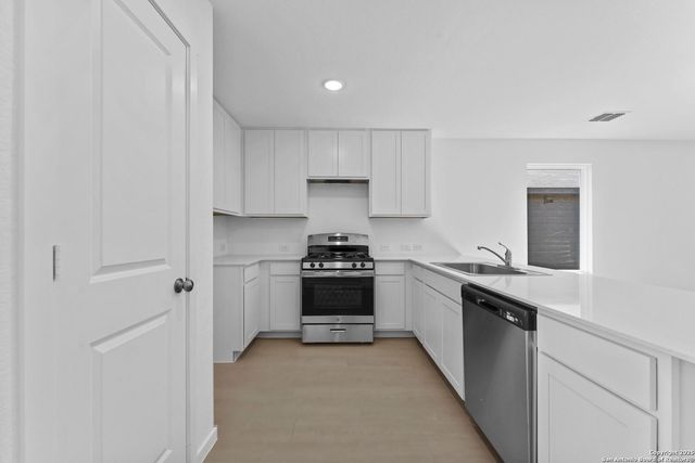 2206 Collins Aly, Converse, TX 78109