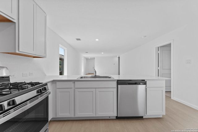 2206 Collins Aly, Converse, TX 78109