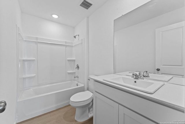 2206 Collins Aly, Converse, TX 78109